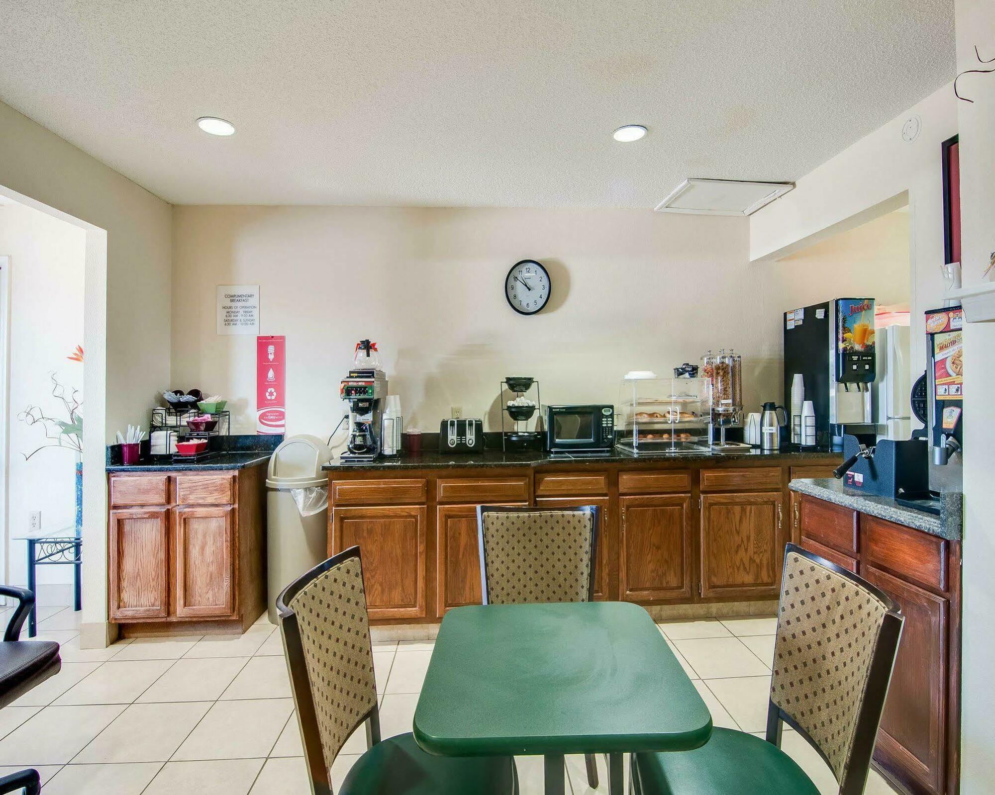 Econo Lodge Glade Springs I-81 Eksteriør bilde